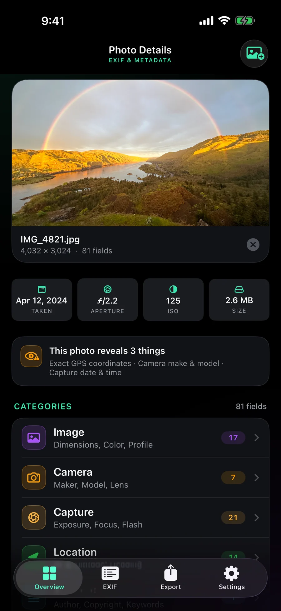 EXIF Magic showing a photo with 81 metadata fields and a privacy summary